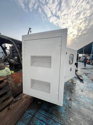 مولد Perkins بقدرة 100 KVA بكابينة صامتة